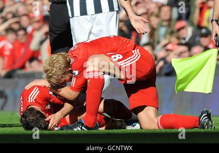 Liverpools Dirk Kuyt (rechts) neigt dazu, Teamkollege Fernando Torres (links) zu werden, der von West Bromwich Albions James Morrison (nicht im Bild) gefoult wurde. Morrison wurde die rote Karte für sein Foul auf dem Liverpool Spieler gezeigt. Stockfoto