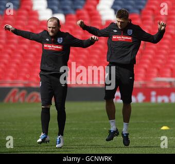 Fußball - UEFA Euro 2012 - Qualifikation - Gruppe G - England gegen Bulgarien - England Training - Wembley Stadium. Der englische Steven Gerrard (rechts) und Wayne Rooney während des Trainings Stockfoto