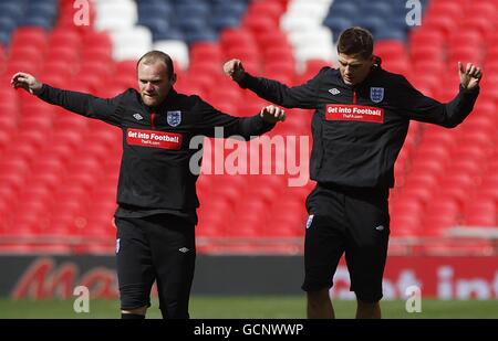 Fußball - UEFA Euro 2012 - Qualifikation - Gruppe G - England gegen Bulgarien - England Training - Wembley Stadium. Der englische Wayne Rooney (links) und Steven Gerrard während des Trainings Stockfoto