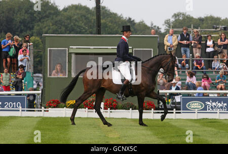 Der britische William Fox-Pitt auf Macchiato tritt während des Dressage Events am ersten Tag der Burghley Horse Trials, Burghley, an. Stockfoto