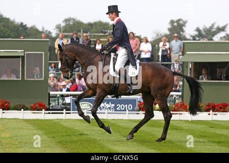 Reiten - Land Rover Burghley Pferdetrials - Tag 1 - Burghley. Der britische William Fox-Pitt auf Macchiato tritt während des Dressage Events am ersten Tag des Burghley Horse Trials, Burghley, an. Stockfoto