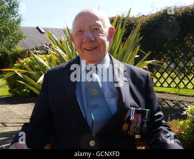 Der 89-jährige RAF-Veteran Joe Parker, der während des Zweiten Weltkriegs bei 602 Glasgow City Squadron arbeitete, nachdem er als 16-Jähriger der RAF beigetreten war, im Erskine Home, Bishopton. DRÜCKEN SIE VERBANDSFOTO. Ausgabedatum: Donnerstag, 2. September 2010. Siehe PA-Geschichte SCOTLAND Veteran. Der Bildnachweis sollte lauten: Cordelia O'Neill/PA Wire Stockfoto