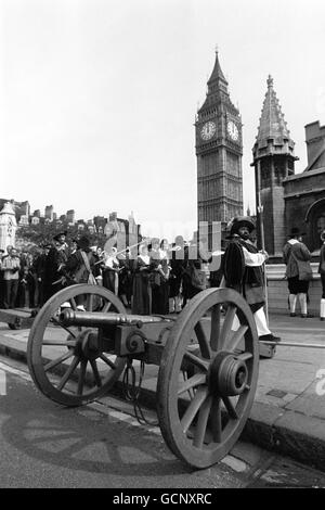 Mitglieder der Roundhead Association der English Civil war Society, gekleidet als Soldaten aus dem Englischen Bürgerkrieg (1642 bis 1652), stehen heute vor der Statue von Oliver Cromwell im Londoner Parlamentsgebäude, Als sie einen Kranz an der Statue legten, um an diejenigen zu erinnern, die während des Bürgerkrieges für das Parlament kämpften. Stockfoto