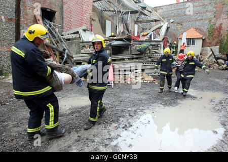 Hampshire Fire and Rescue Besuchen Sie eine simulierte Katastrophenzone während der von der Europäischen Union finanzierten Übung Orion, die ein Erdbeben simuliert, das eine fiktive britische Stadt trifft. DRÜCKEN Sie VERBANDSFOTO. Ausgabedatum: Dienstag, 7. September 2010. Feuer- und Rettungsmannschaften aus ganz Europa und dem Nahen Osten nehmen heute an einer großen Übung Teil, bei der ein Erdbeben simuliert wird, das eine fiktive britische Stadt trifft. Bei der dreitägigen Übung werden Rettungsdienste simuliert, die bis zu 600 Verletzten in der fiktiven Stadt Widley zu Hilfe kommen. Bildnachweis sollte lauten: Steve Parsons/PA Wire Stockfoto