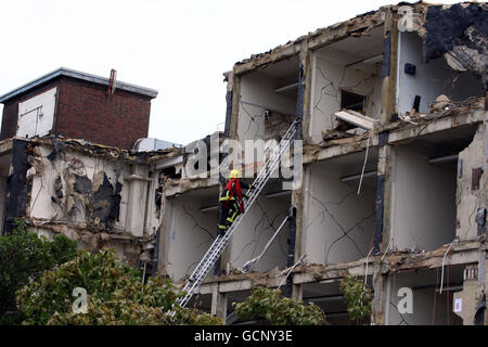 Hampshire Fire and Rescue Besuchen Sie eine simulierte Katastrophenzone während der von der Europäischen Union finanzierten Übung Orion, die ein Erdbeben simuliert, das eine fiktive britische Stadt trifft. DRÜCKEN Sie VERBANDSFOTO. Ausgabedatum: Dienstag, 7. September 2010. Feuer- und Rettungsmannschaften aus ganz Europa und dem Nahen Osten nehmen heute an einer großen Übung Teil, bei der ein Erdbeben simuliert wird, das eine fiktive britische Stadt trifft. Bei der dreitägigen Übung werden Rettungsdienste simuliert, die bis zu 600 Verletzten in der fiktiven Stadt Widley zu Hilfe kommen. Bildnachweis sollte lauten: Steve Parsons/PA Wire Stockfoto