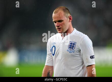 Fußball - UEFA Euro 2012 - Qualifikation - Gruppe G - Schweiz gegen England - St. Jakob-Park. Der englische Wayne Rooney kommt zur Halbzeit vom Feld Stockfoto