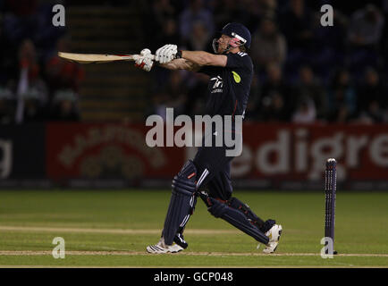 Cricket - Second International Twenty20 - England / Pakistan - SWALEC Stadium. Der englische Paul Collingwood schlägt zu Stockfoto