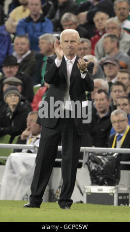 Fußball - UEFA Euro 2012 - Qualifikation - Gruppe B - Republik Irland - Andorra - Aviva Stadium. Irland-Manager Giovanni Trapattoni feiert während des UEFA Euro 2012 Qualifying-Spiels im Aviva Stadium, Dublin. Stockfoto