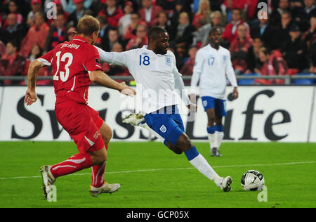 Fußball - UEFA Euro 2012 - Qualifikation - Gruppe G - Schweiz gegen England - St. Jakob-Park. Der Engländer Darren Bent schießt beim UEFA Euro 2012 Qualifying-Spiel im St Jakob Park Stadium, Basel, Schweiz, auf den dritten Treffer seiner Mannschaft. Stockfoto