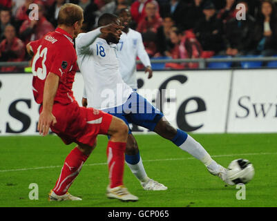 Fußball - UEFA Euro 2012 - Qualifikation - Gruppe G - Schweiz gegen England - St. Jakob-Park. Der Engländer Darren Bent schießt beim UEFA Euro 2012 Qualifying-Spiel im St Jakob Park Stadium, Basel, Schweiz, auf den dritten Treffer seiner Mannschaft. Stockfoto