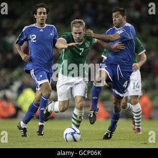 Fußball - UEFA Euro 2012 - Qualifikation - Gruppe B - Republik Irland - Andorra - Aviva Stadium. Der irische Liam Lawrence wird während des UEFA Euro 2012 Qualifying-Spiels im Aviva Stadium in Dublin von Andorras Oscar Sonejee angegangen. Stockfoto