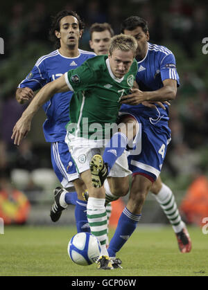 Fußball - UEFA Euro 2012 - Qualifikation - Gruppe B - Republik Irland - Andorra - Aviva Stadium. Der irische Liam Lawrence wird während des UEFA Euro 2012 Qualifying-Spiels im Aviva Stadium in Dublin von Andorras Oscar Sonejee angegangen. Stockfoto