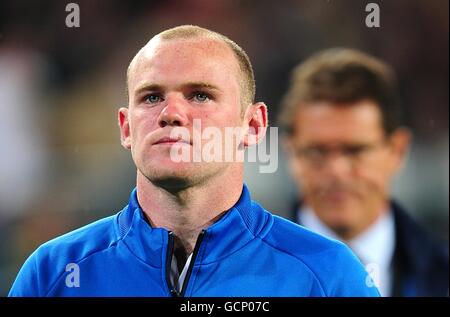 Fußball - UEFA Euro 2012 - Qualifikation - Gruppe G - Schweiz gegen England - St. Jakob-Park. Der englische Wayne Rooney macht sich nach dem letzten Pfiff vom Spielfeld auf den Weg Stockfoto