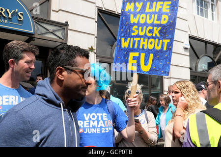 Brexit Plakate und protestierenden Demonstranten am 'March für Europa" Demonstration am 2. Juli 2016 in London, England, UK, 23. Juni 2016 KATHY DEWITT