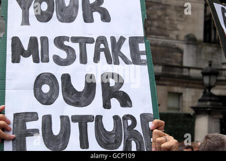 Die Demonstranten halten "Ihr Fehler, unsere Zukunft" an die Anti Brexit Demo in London, England, 23. Juni 2016 KATHY DEWITT Stockfoto