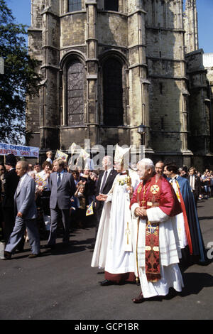 Papst Johannes Paul II. (Rechts) in Begleitung des Erzbischofs von Canterbury, Dr. Robert Runcie (links), erkennt die Menschenmassen auf ihrem Weg zur Kathedrale an Stockfoto