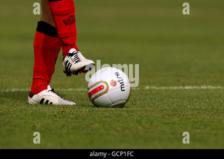 Fußball - npower Football League One - Walsall gegen Colchester United - Banks's Stadium. Gehrungsball Stockfoto