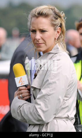 Emma Spencer, Moderatorin des Senders 4, beim Welcome to Yorkshire Doncaster Cup Day auf der Doncaster Racecourse. Stockfoto