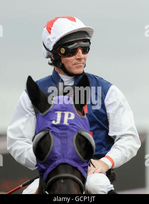 Jockey Jimmy Fortune beim Welcome to Yorkshire Doncaster Cup Day auf der Doncaster Racecourse. Stockfoto