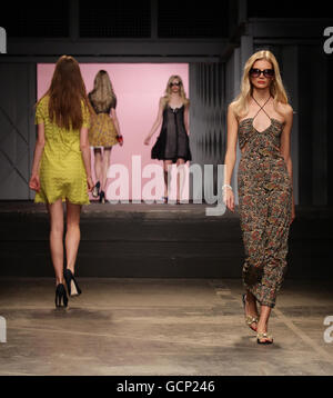 Twenty8Twelve Catwalk - London Fashionweek Stockfoto