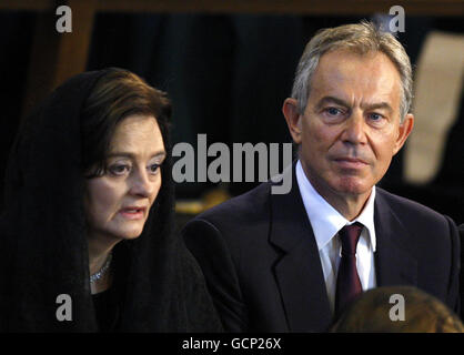 Der ehemalige britische Premierminister Tony Blair und seine Frau Cherie während einer Messe unter dem Vorsitz von Papst Benedikt XVI. In der Westminster Cathedral im Zentrum von London. Stockfoto