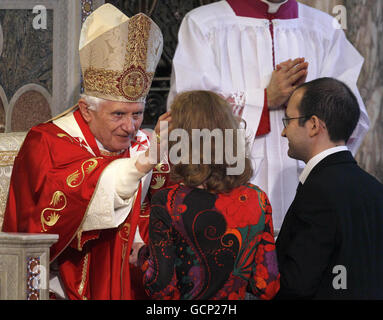 Papst Benedikt XVI. Präsidiert eine Messe in der Westminster Cathedral im Zentrum von London. Stockfoto