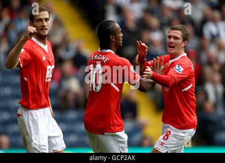 Cameron Jerome (Mitte) von Birmingham City feiert, nachdem er mit seinen Teamkollegen Craig Gardner (rechts) und Roger Johnson das erste Tor des Spiels erzielt hat Stockfoto