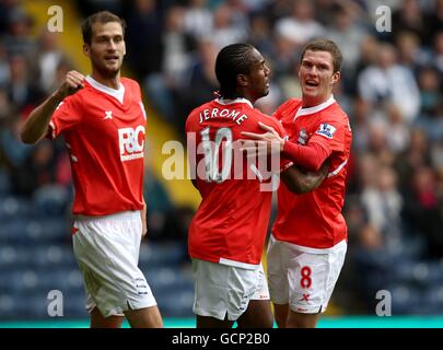 Cameron Jerome (Mitte) von Birmingham City feiert, nachdem er mit seinen Teamkollegen Craig Gardner (rechts) und Roger Johnson das erste Tor des Spiels erzielt hat Stockfoto