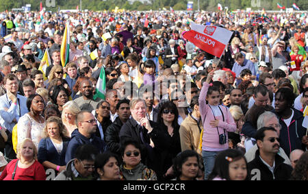 Die Menschen versammeln sich im Hyde Park, im Zentrum von London, um eine Gebetsvigil von Papst Benedikt XVI. Geleitet zu sehen Stockfoto