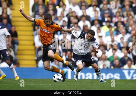 Fußball - Barclays Premier League - Tottenham Hotspur gegen Wolverhampton Wanderers - White Hart Lane. Robbie Keane von Tottenham Hotspur (rechts) und Stephen ward von Wolverhampton Wanderers spielen um den Ball Stockfoto