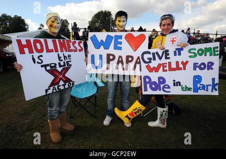 Die Menschen versammeln sich im Hyde Park, im Zentrum von London, um eine Gebetsvigil von Papst Benedikt XVI. Geleitet zu sehen Stockfoto