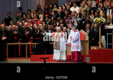 Papst Benedikt XVI. Auf der Bühne, als er am dritten Tag seines Staatsbesuchs im Hyde Park in London zu einer Gebetsvigil eintrifft. Stockfoto