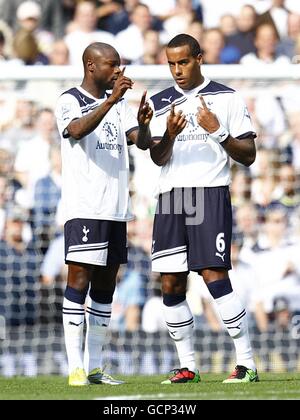 Tom Huddlestone von Tottenham Hotspur (rechts) und William Gallas im Gespräch Stockfoto