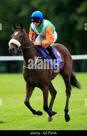 Jockey Paul Hanagan, der für die Wäscherei Hütte buchen will Stud Firth of Clyde Stakes auf Barefoot Lady Stockfoto