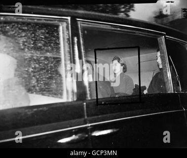 Prinzessin Margaret zeigte sich im königlichen Auto, als sie am 19. Oktober 1955 das Clarence House zum Flughafen London verließ. Sie sollte in einem Wikingerflugzeug der Queen's Flight nach Boscombe Down fliegen und von dort nach Bulford, Wiltshire, fahren, um dem 1. Bataillon, der Highland Light Infantry, der sie Oberst ist, neue Farben zu präsentieren. Die Prinzessin hatte geplant, mit dem Hubschrauber vom Buckingham Palace nach Bulford zu fliegen, aber der Hubschrauberflug wurde aufgrund der niedrigen Wolken und des starken Regens abgesagt. Stockfoto