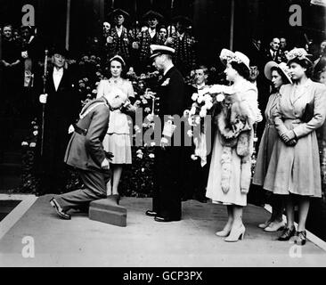König George VI. Hat den Lord Provost von Edinburgh, John Falconer, vor der Royal Scottish Academy in der Prince's Street, Edinburgh, geknackt. Der König und die Königin, begleitet von den beiden Prinzessinnen, besuchen Schottland und wohnen im Hollywood House, Edinburgh. Stockfoto