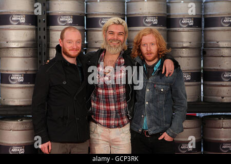 Mitglieder von Biffy Clyro, (von links nach rechts) Ben Johnston, Simon Neil und James Johnston, auf dem roten Teppich während einer Fotoanmutung zum Arthur Guinness Day 2010. Stockfoto