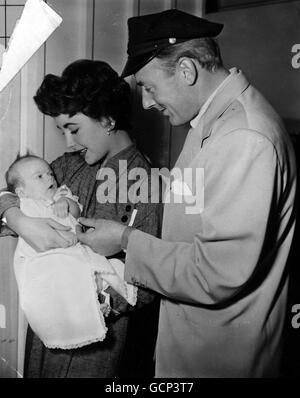 Die britischen Stars Elizabeth Taylor und Michael Wilding spielen eine Nebenrolle - mit ihrem neuen Baby Michael Howard Wilding in der Hauptrolle. Dies ist eines der ersten Bilder von Michael, Junior, der am 6. Januar in Hollywood debütierte. März 1953. Stockfoto