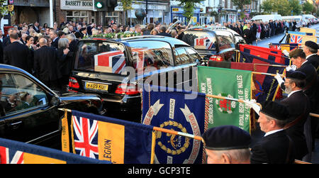 Familie und Freunde von Sergeant Andrew Jones und Trooper Andrew Howarth beobachten, wie ihre Särge nach ihrer Rückführung nach RAF Lyneham durch Wootton Bassett passieren. Stockfoto