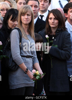 Familie und Freunde von Sergeant Andrew Jones und Trooper Andrew Howarth beobachten, wie ihre Särge nach ihrer Rückführung nach RAF Lyneham durch Wootton Bassett passieren. Stockfoto