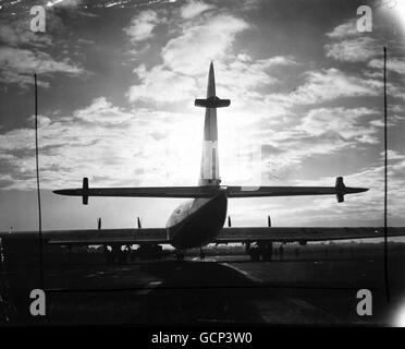 Das 130-Tonnen-Flugzeug "Brabazon", das größte Qivi-Landflugzeug der Welt, bewegte sich am 3. September 1949 erstmals unter eigener Kraft in Filton, Bristol. Um 9.48 Uhr -- nur dreizehn Minuten nachdem die acht Centaurus-Triebwerke ins Leben gerufen hatten -- zogen die Flieger aus, um fast die gesamte Länge der eineinhalb Meilen langen Start- und Landebahn zu fahren. Mit 42-jähriger A.J. (Bill) Pegg, der Chie-Testpilot der Bristol Airplane Company, an den Kontrollen, es Taxi entlang der Start- und Landebahn und zurück mit nicht mehr als 10 Meilen pro Stunde. Fast sofort drehte er sich und begann einen weiteren Lauf mit einer etwas schnelleren Geschwindigkeit, und Stockfoto