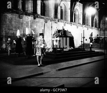 Der Sarg von König Georg VI., der auf der purpurnen drapierten Katafalque ruhte, flankiert von Kerzen, in Westminster Hall, London, als das Lügen im Zustand begann. Bis zur Beerdigung wird eine kontinuierliche Wache von vier Offizieren der Haushaltstruppen, vier der Leibgarde des Königs des Hefyomen der Wache und zwei Mitgliedern des ehrenwerten Korps der Herren am Arm gehalten. Stockfoto