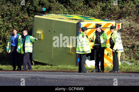 Unfall im Krankenwagen. Rettungsdienste am Unfallort in der Nähe von Londonderry, an dem ein Krankenwagen beteiligt war. Stockfoto