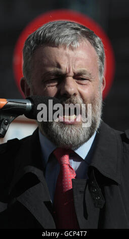 Jack O'Connor, General President der SIPTU, spricht vor dem Leinster House in Dublin vor irischen Gewerkschaften gegen Kürzungen und Rettungsaktionen für Banken. Stockfoto