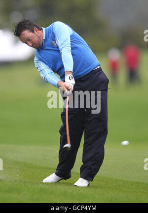 Golf - 38. Ryder Cup - Europa - USA - Praxis Tag zwei - Celtic Manor Resort. Graeme McDowell spielt einen Schuss auf dem 4. Fairway Stockfoto