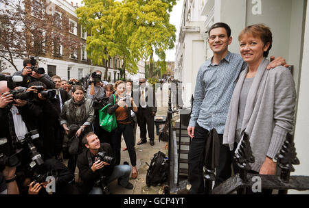 David Miliband und seine Frau Louise stehen auf den Stufen ihres Hauses im Norden Londons, da die Nominierungen für das Spitzenteam der Partei um 17:00 Uhr schließen sollen, wird der Schattenaußenminister voraussichtlich seine Zukunftspläne später bestätigen. Stockfoto