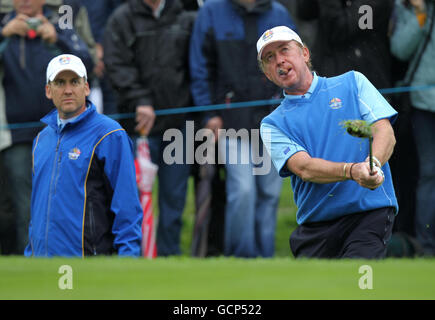 Der Europäer Ian Poulter (links) sieht zu, wie sein Teamkollege Miguel Angel Jimenez während einer Übungsrunde im Celtic Manor, Newport, einen Schuss spielt. Stockfoto