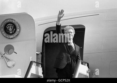 Präsident Jimmy Carter verabschiedet sich auf seiner ersten Auslandsreise seit seiner Zeit als Präsident der Vereinigten Staaten von Amerika vom Flughafen Newcastle nach einem Tag im Nordosten nach London zurück. Stockfoto