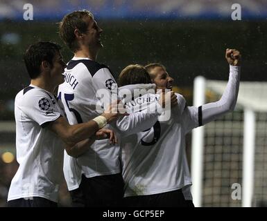 Tottenham Hotspur's Roman Pavlyuchenko feiert mit seinen Teamkollegen Peter Crouch (2. Links), Gareth Bale und Rafael Van der Vaart (rechts), nachdem er das zweite Tor der Mannschaft aus dem Strafpunkt erzielt hat Stockfoto