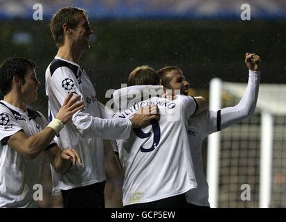 Tottenham Hotspur's Roman Pavlyuchenko feiert mit seinen Teamkollegen Peter Crouch (2. Links), Gareth Bale und Rafael Van der Vaart (rechts), nachdem er das zweite Tor der Mannschaft aus dem Strafpunkt erzielt hat Stockfoto